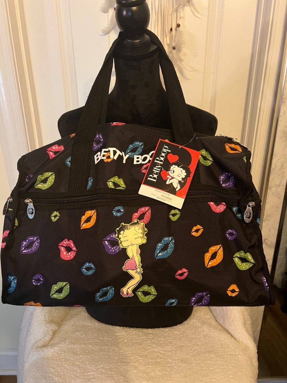 AI Overview This is a Betty Boop Black Kisses Large Duffe